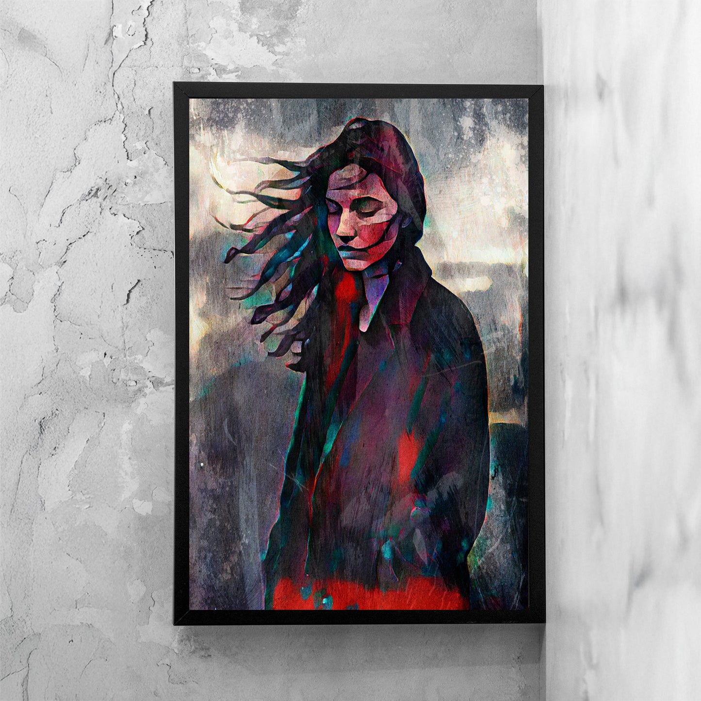 Opera artistica contemporanea Inner Drift raffigurata in cornice nera su parete materica, ritratto femminile espressivo con texture pittoriche e colori intensi Contemporary art artwork Inner Drift displayed in a black frame on a textured wall, expressive female portrait with layered painterly textures and intense colors