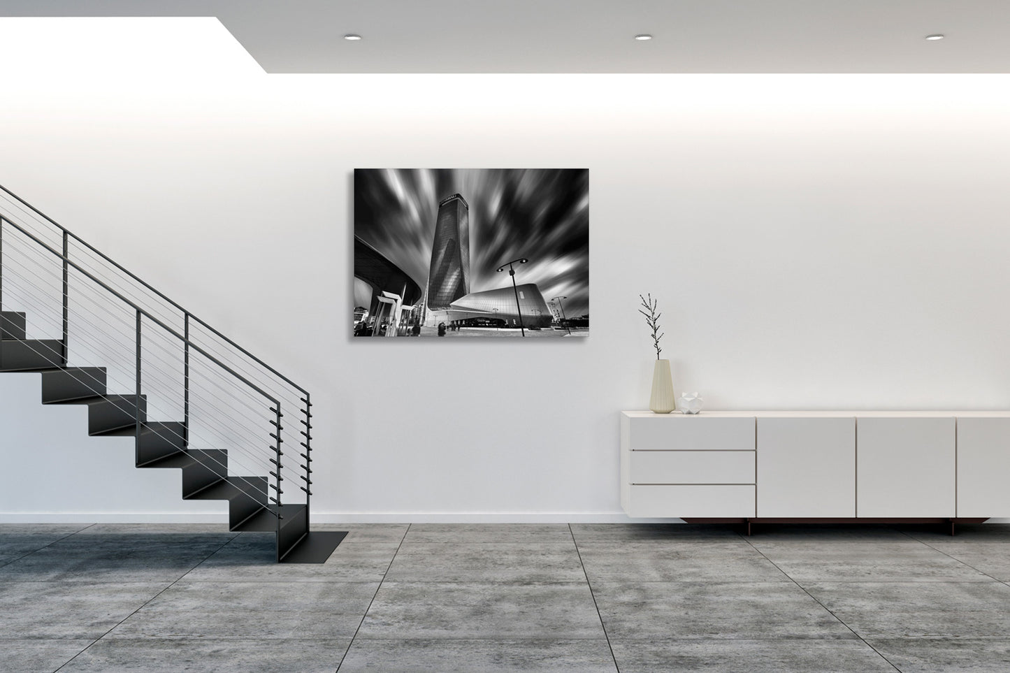 Fotografia fine art in bianco e nero incorniciata di architettura contemporanea a Milano con il grattacielo Generali, esposta in ambiente domestico contemporaneo.
Black and white fine art photograph shown framed of contemporary architecture in Milan featuring the Generali tower, displayed in contemporary home setting.