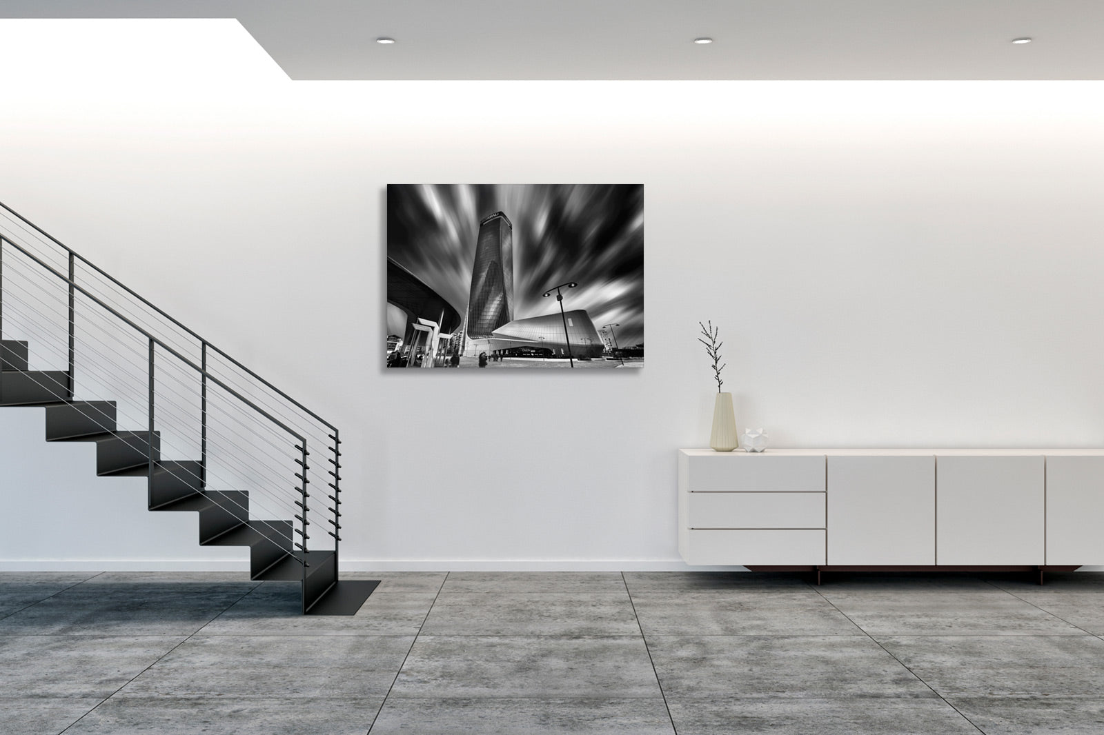 Fotografia fine art in bianco e nero incorniciata di architettura contemporanea a Milano con il grattacielo Generali, esposta in ambiente domestico contemporaneo.
Black and white fine art photograph shown framed of contemporary architecture in Milan featuring the Generali tower, displayed in contemporary home setting.