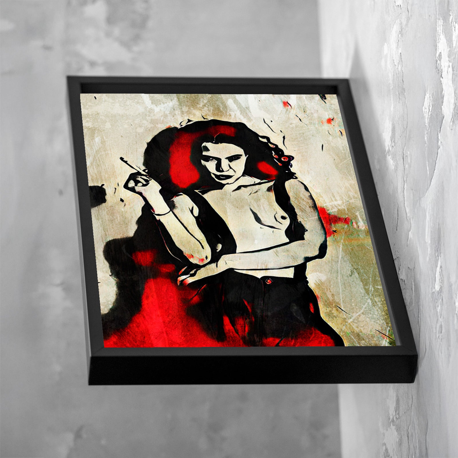 Opera di digital painting incorniciata con figura femminile stilizzata che tiene una sigaretta, caratterizzata da contrasti tra nero, rosso e toni neutri, presentata in una vista angolata come esempio di ambientazione.
Framed digital painting artwork featuring a stylized female figure holding a cigarette, characterized by contrasts between black, red and neutral tones, presented in an angled view as an example of display.