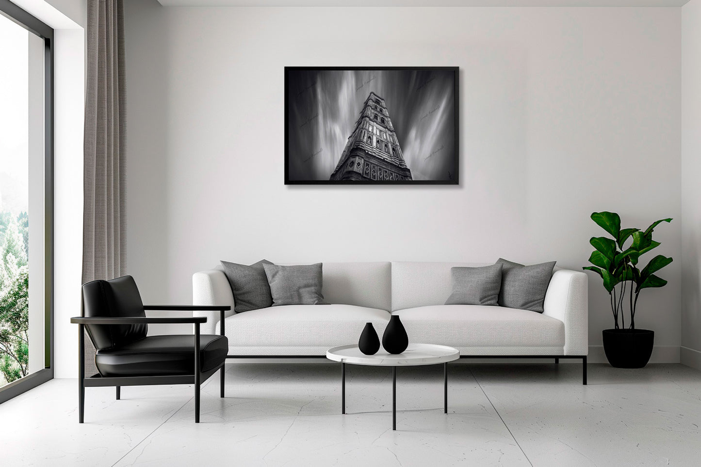 Fotografia fine art in bianco e nero incorniciata del Campanile di Giotto a Firenze con lunga esposizione, esposta in ambiente gallery minimale con parete chiara.
Black and white fine art photograph shown framed of Giotto's Bell Tower in Florence with long exposure, displayed in minimal gallery setting with light wall.