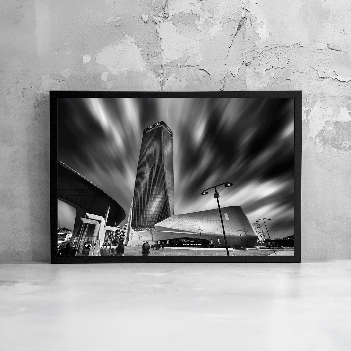 Fotografia fine art in bianco e nero incorniciata di architettura contemporanea a Milano con il grattacielo Generali, presentata come dettaglio di stampa e cornice.
Black and white fine art photograph shown framed of contemporary architecture in Milan featuring the Generali tower, presented as a print and frame detail.