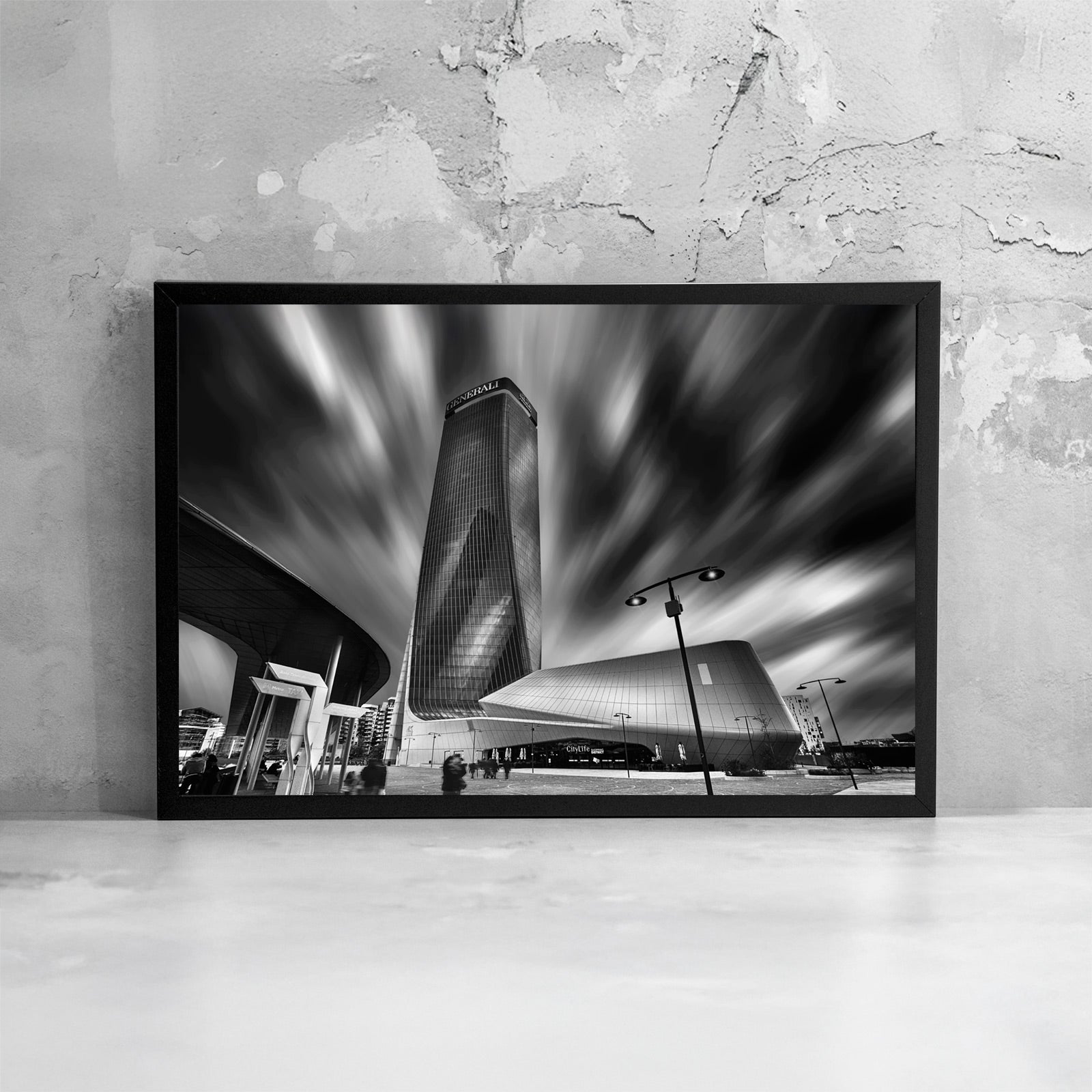 Fotografia fine art in bianco e nero incorniciata di architettura contemporanea a Milano con il grattacielo Generali, presentata come dettaglio di stampa e cornice.
Black and white fine art photograph shown framed of contemporary architecture in Milan featuring the Generali tower, presented as a print and frame detail.
