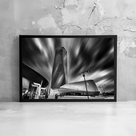 Fotografia fine art in bianco e nero incorniciata di architettura contemporanea a Milano con il grattacielo Generali, presentata come dettaglio di stampa e cornice.
Black and white fine art photograph shown framed of contemporary architecture in Milan featuring the Generali tower, presented as a print and frame detail.