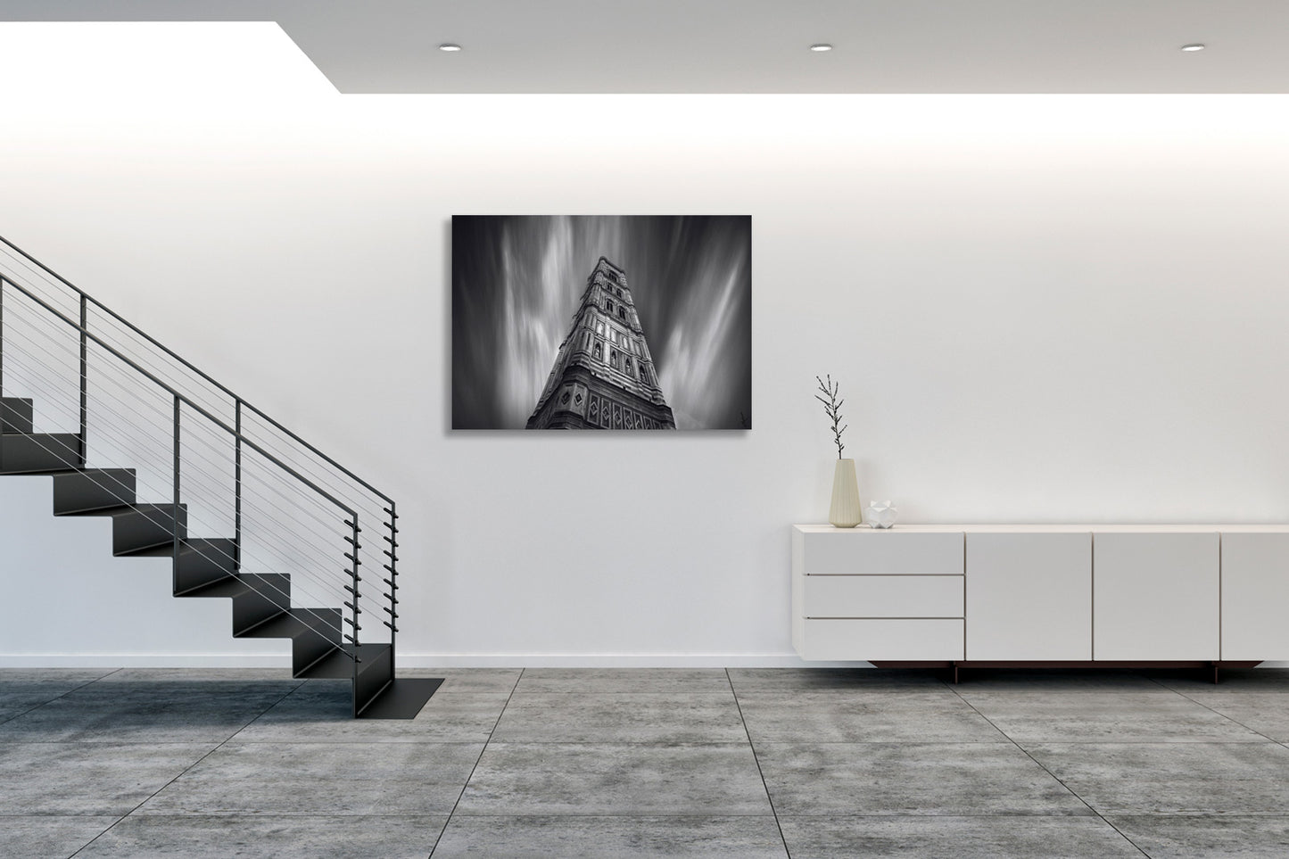 Fotografia fine art in bianco e nero incorniciata del Campanile di Giotto a Firenze con lunga esposizione, esposta in ambiente domestico contemporaneo.
Black and white fine art photograph shown framed of Giotto's Bell Tower in Florence with long exposure, displayed in contemporary home setting.