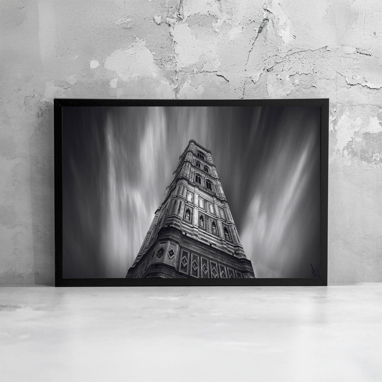 Fotografia fine art in bianco e nero incorniciata del Campanile di Giotto a Firenze con lunga esposizione, presentata come dettaglio di stampa e cornice.
Black and white fine art photograph shown framed of Giotto's Bell Tower in Florence with long exposure, presented as a print and frame detail.