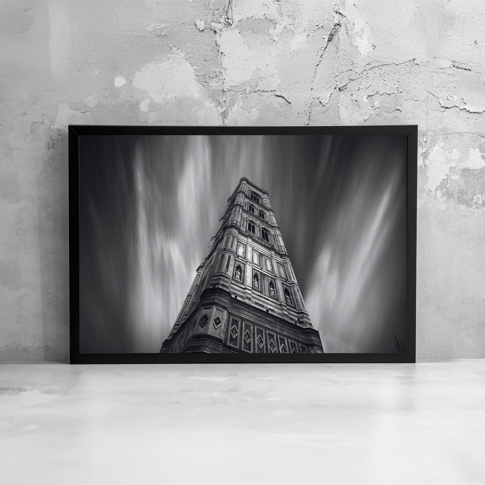 Fotografia fine art in bianco e nero incorniciata del Campanile di Giotto a Firenze con lunga esposizione, presentata come dettaglio di stampa e cornice.
Black and white fine art photograph shown framed of Giotto's Bell Tower in Florence with long exposure, presented as a print and frame detail.