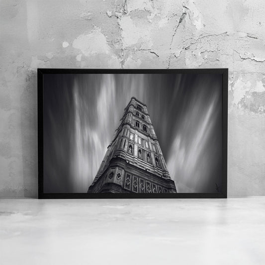 Fotografia fine art in bianco e nero incorniciata del Campanile di Giotto a Firenze con lunga esposizione, presentata come dettaglio di stampa e cornice.
Black and white fine art photograph shown framed of Giotto's Bell Tower in Florence with long exposure, presented as a print and frame detail.