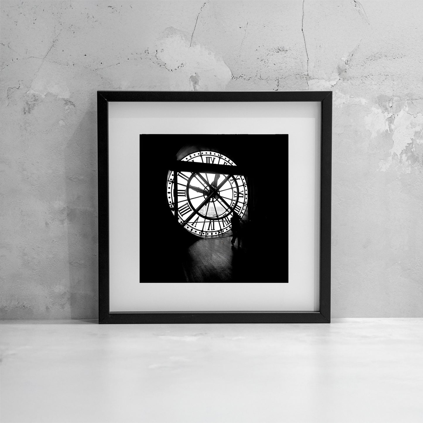 Dentro il tempo esplora il rapporto tra uomo e infinito attraverso la forza della luce e del contrasto. La figura in silhouette suggerisce il nostro passaggio, discreto ma inevitabile, dentro lo scorrere del tempo. Inside Time explores the relationship between humanity and infinity through light and contrast. The silhouetted figure suggests our quiet yet inevitable passage within the flow of time.