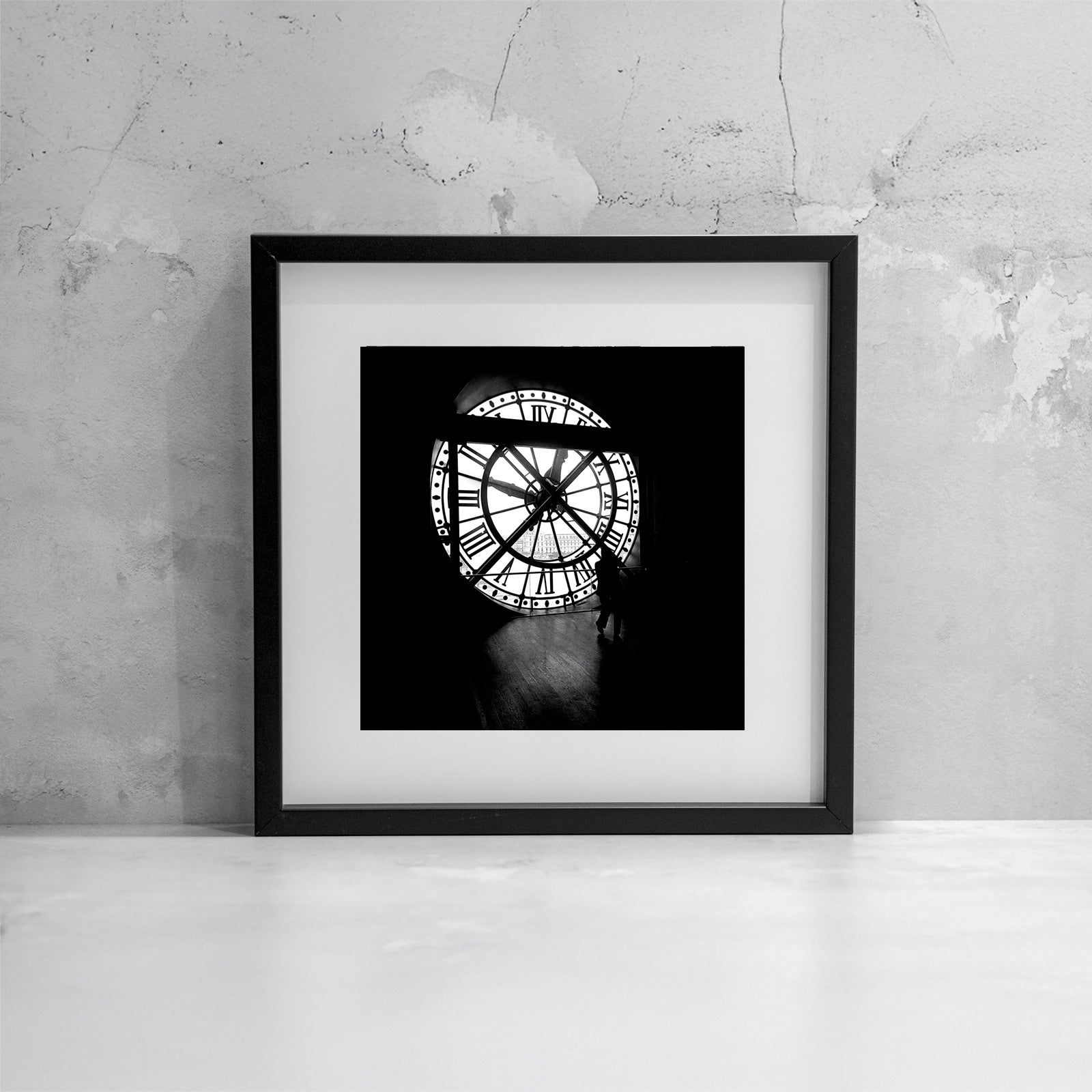 Dentro il tempo esplora il rapporto tra uomo e infinito attraverso la forza della luce e del contrasto. La figura in silhouette suggerisce il nostro passaggio, discreto ma inevitabile, dentro lo scorrere del tempo. Inside Time explores the relationship between humanity and infinity through light and contrast. The silhouetted figure suggests our quiet yet inevitable passage within the flow of time.