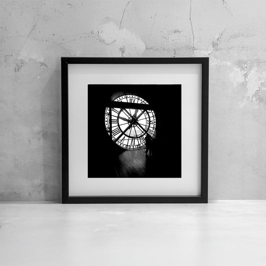 Dentro il tempo esplora il rapporto tra uomo e infinito attraverso la forza della luce e del contrasto. La figura in silhouette suggerisce il nostro passaggio, discreto ma inevitabile, dentro lo scorrere del tempo. Inside Time explores the relationship between humanity and infinity through light and contrast. The silhouetted figure suggests our quiet yet inevitable passage within the flow of time.