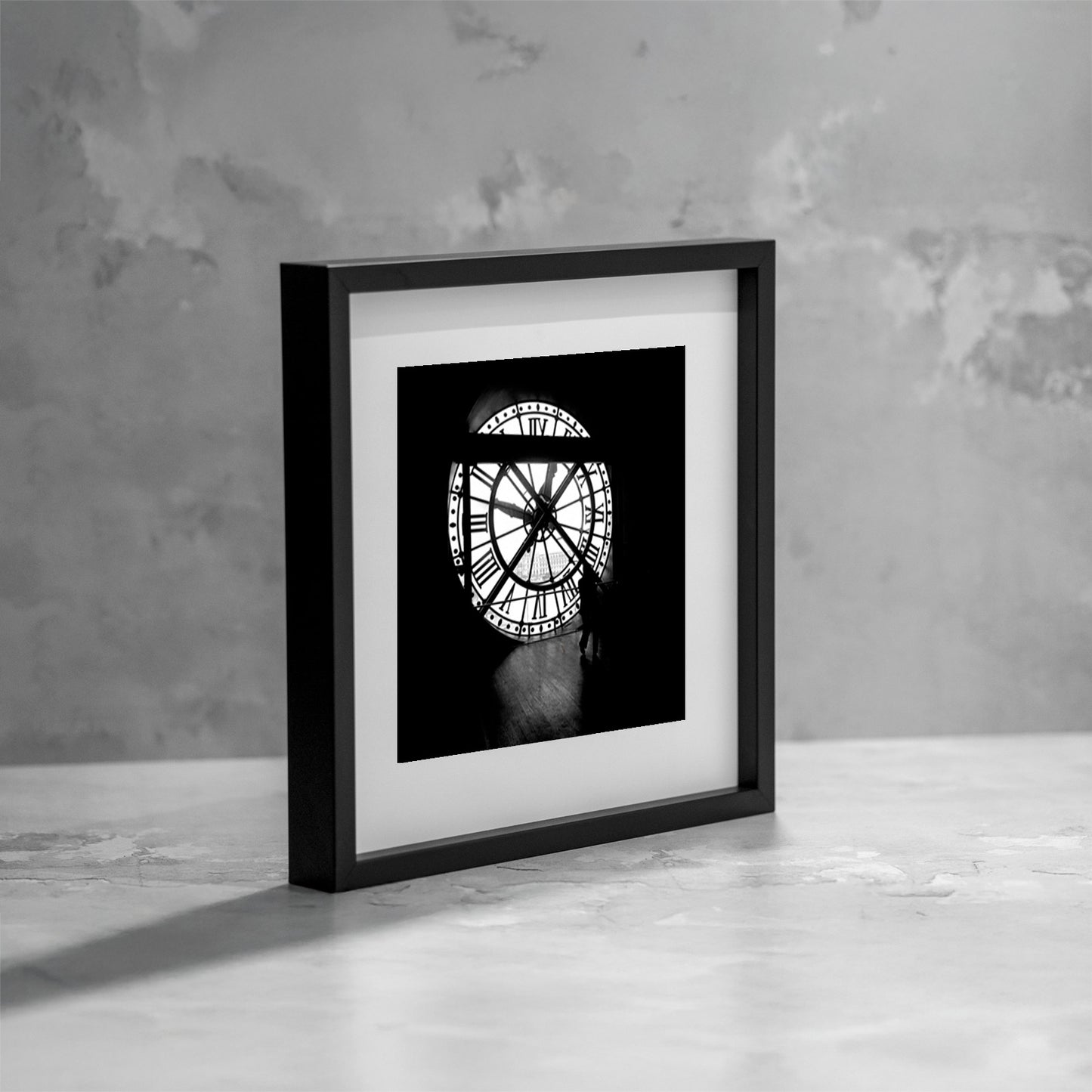 Dentro il tempo racconta l’incontro tra presenza umana e scorrere delle ore. La silhouette attraversa la luce dell’orologio, trasformando il tempo in uno spazio da abitare. Inside Time portrays the meeting between human presence and the passing hours. The silhouette moves through the clock’s light, turning time into a space to inhabit.