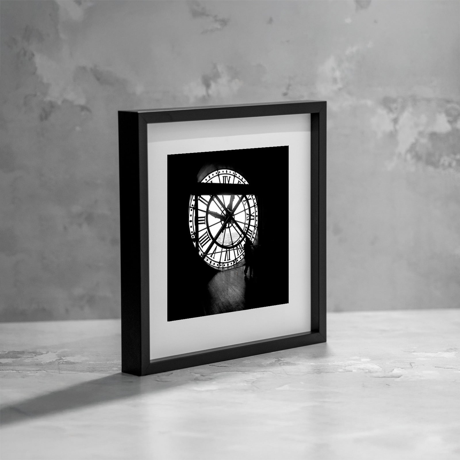 Dentro il tempo racconta l’incontro tra presenza umana e scorrere delle ore. La silhouette attraversa la luce dell’orologio, trasformando il tempo in uno spazio da abitare. Inside Time portrays the meeting between human presence and the passing hours. The silhouette moves through the clock’s light, turning time into a space to inhabit.