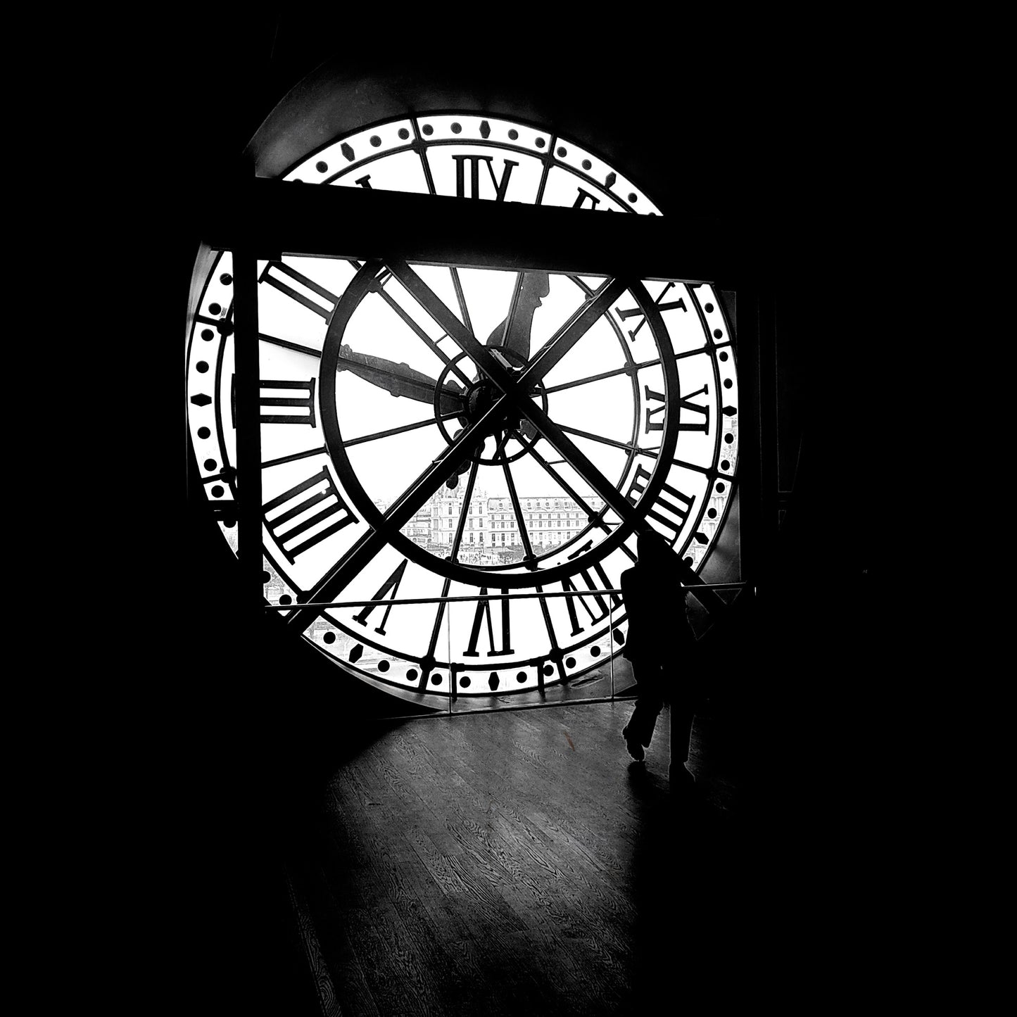 Pensata per abitare l’architettura, questa fotografia diventa un punto di concentrazione tra linee pulite e superfici luminose. Designed to inhabit architecture, this photograph becomes a focal point among clean lines and luminous surfaces.