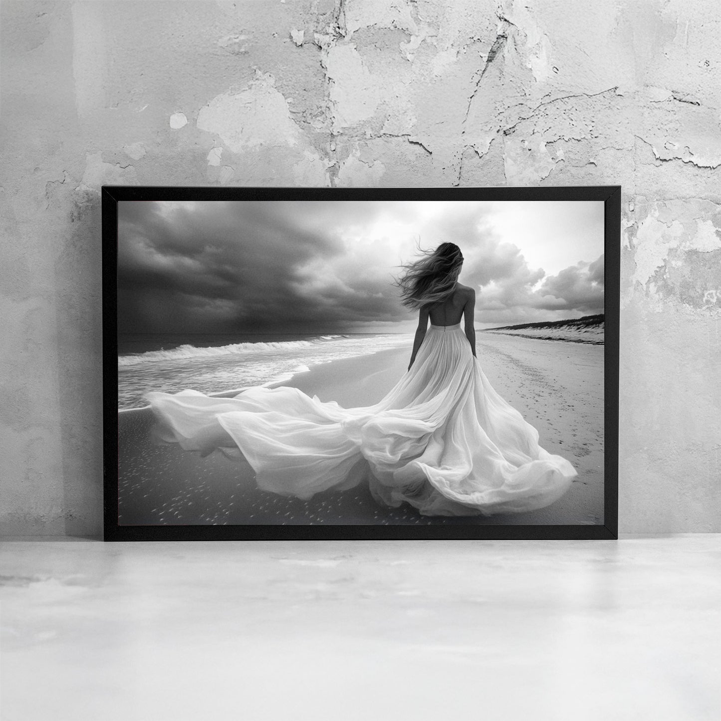 Fotografia fine art in bianco e nero incorniciata di figura femminile sulla riva del mare, presentata come dettaglio di stampa e cornice.
Black and white fine art photograph shown framed of a female figure on a seashore, presented as a print and frame detail.