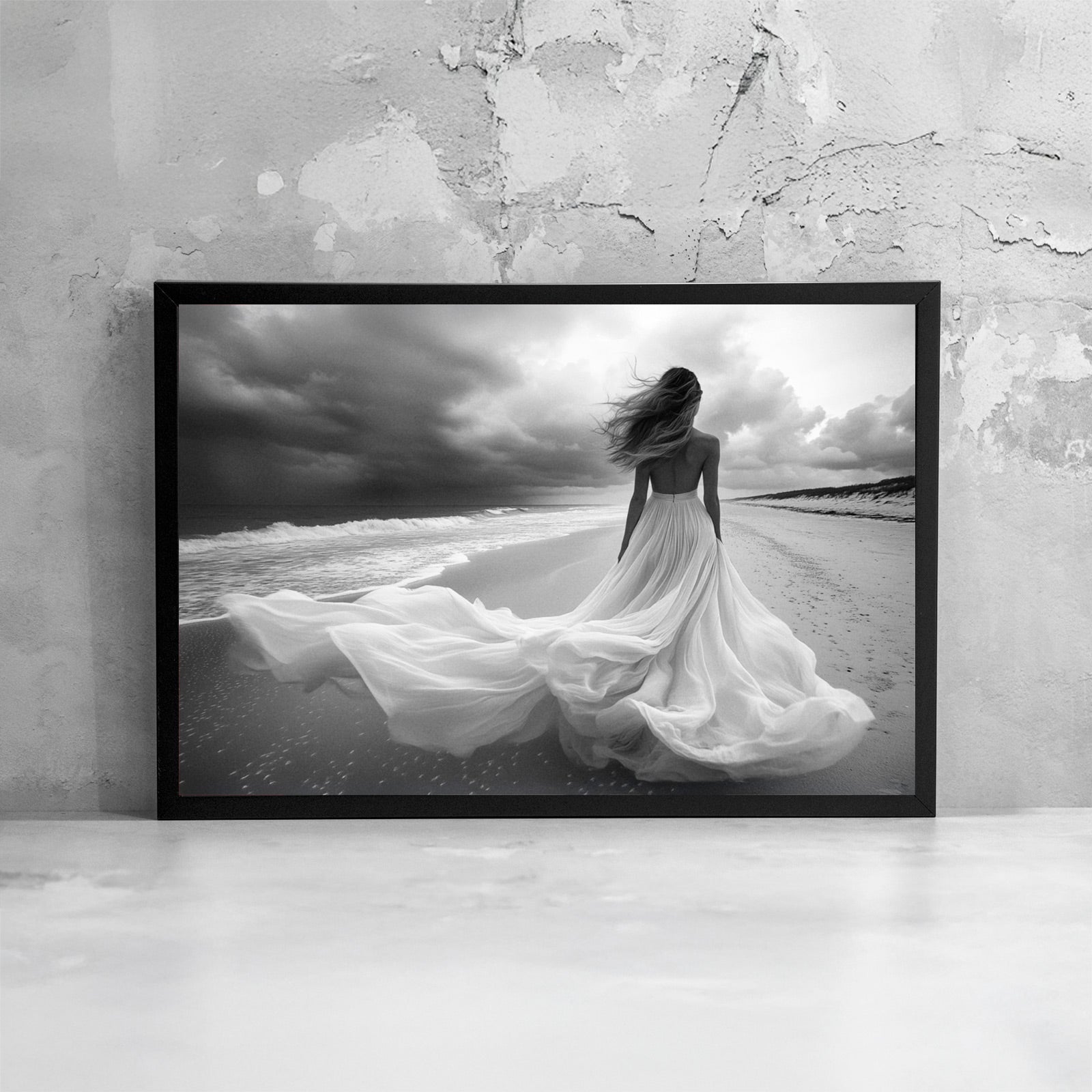 Fotografia fine art in bianco e nero incorniciata di figura femminile sulla riva del mare, presentata come dettaglio di stampa e cornice.
Black and white fine art photograph shown framed of a female figure on a seashore, presented as a print and frame detail.