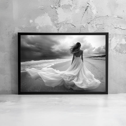 Fotografia fine art in bianco e nero incorniciata di figura femminile sulla riva del mare, presentata come dettaglio di stampa e cornice.
Black and white fine art photograph shown framed of a female figure on a seashore, presented as a print and frame detail.