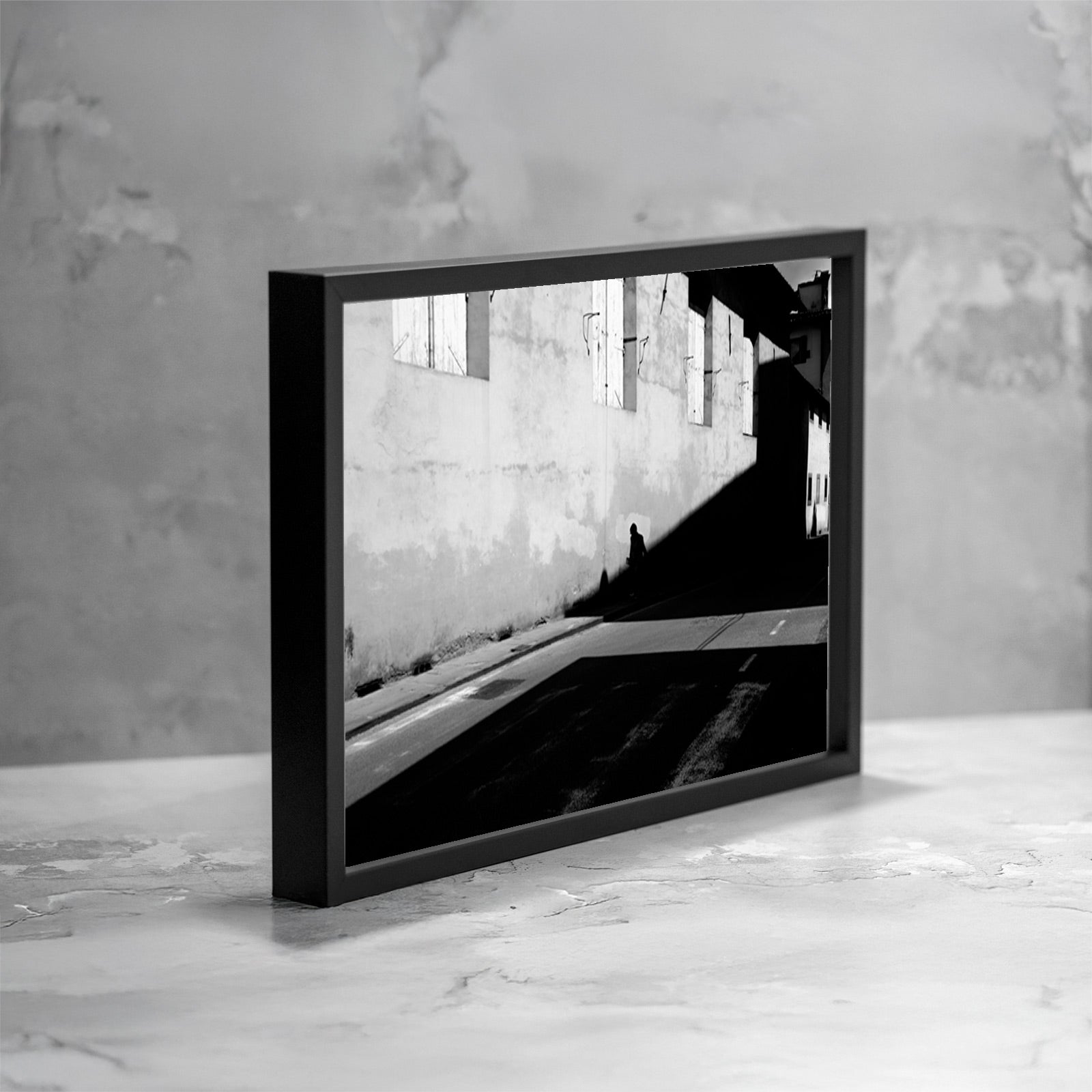 Osservata lateralmente, l’opera rivela la sua profondità materica e il rigore geometrico della composizione, in cui luce e ombra costruiscono una netta separazione visiva.
Seen from the side, the artwork reveals its material depth and geometric rigor, where light and shadow construct a sharp visual separation.