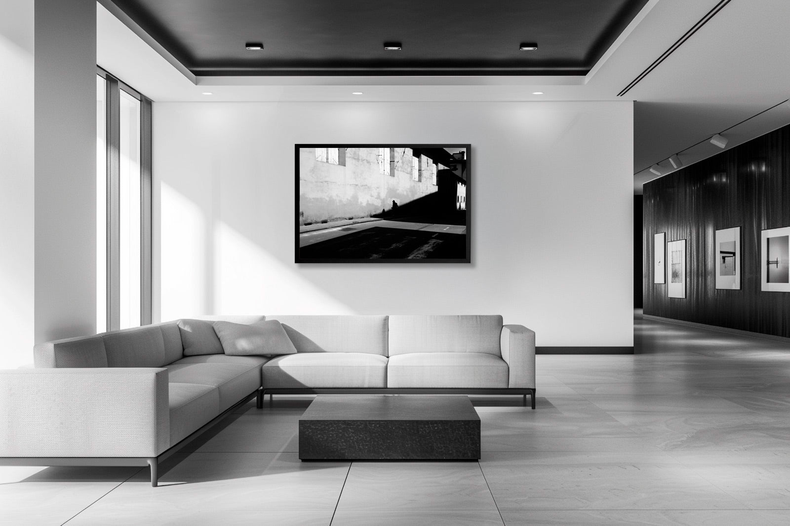 Inserita in un ambiente contemporaneo, la fotografia dialoga con l’architettura circostante, diventando un punto di equilibrio tra astrazione e realtà urbana.
Placed within a contemporary interior, the photograph engages in dialogue with the surrounding architecture, becoming a point of balance between abstraction and urban reality.