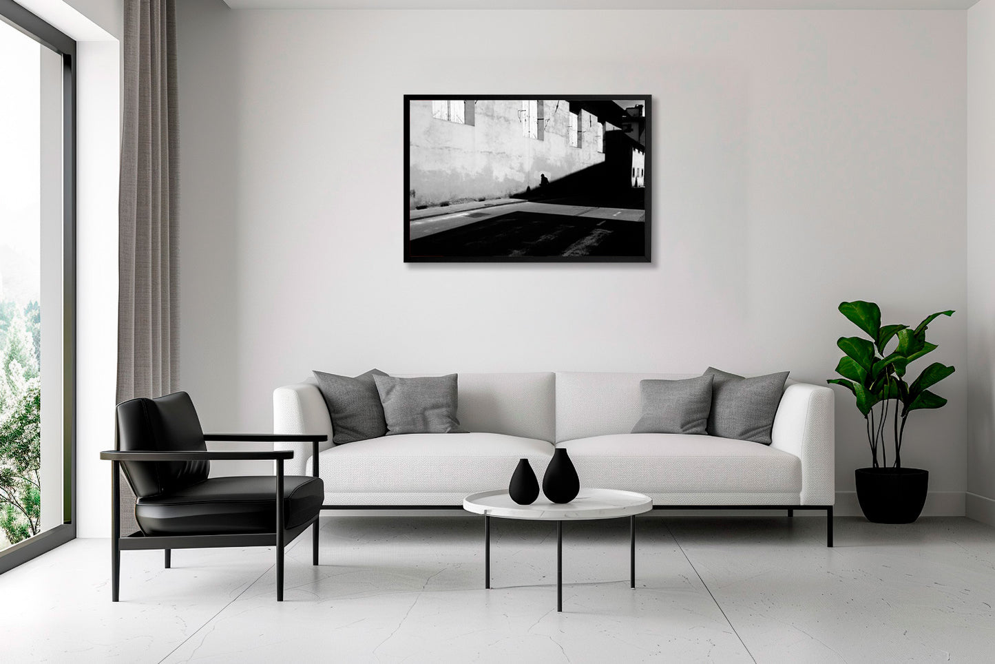In uno spazio living luminoso, l’immagine introduce una tensione visiva controllata, capace di attirare lo sguardo senza interrompere l’armonia dell’ambiente.
Within a bright living space, the image introduces a controlled visual tension, drawing the eye without disrupting the harmony of the environment.