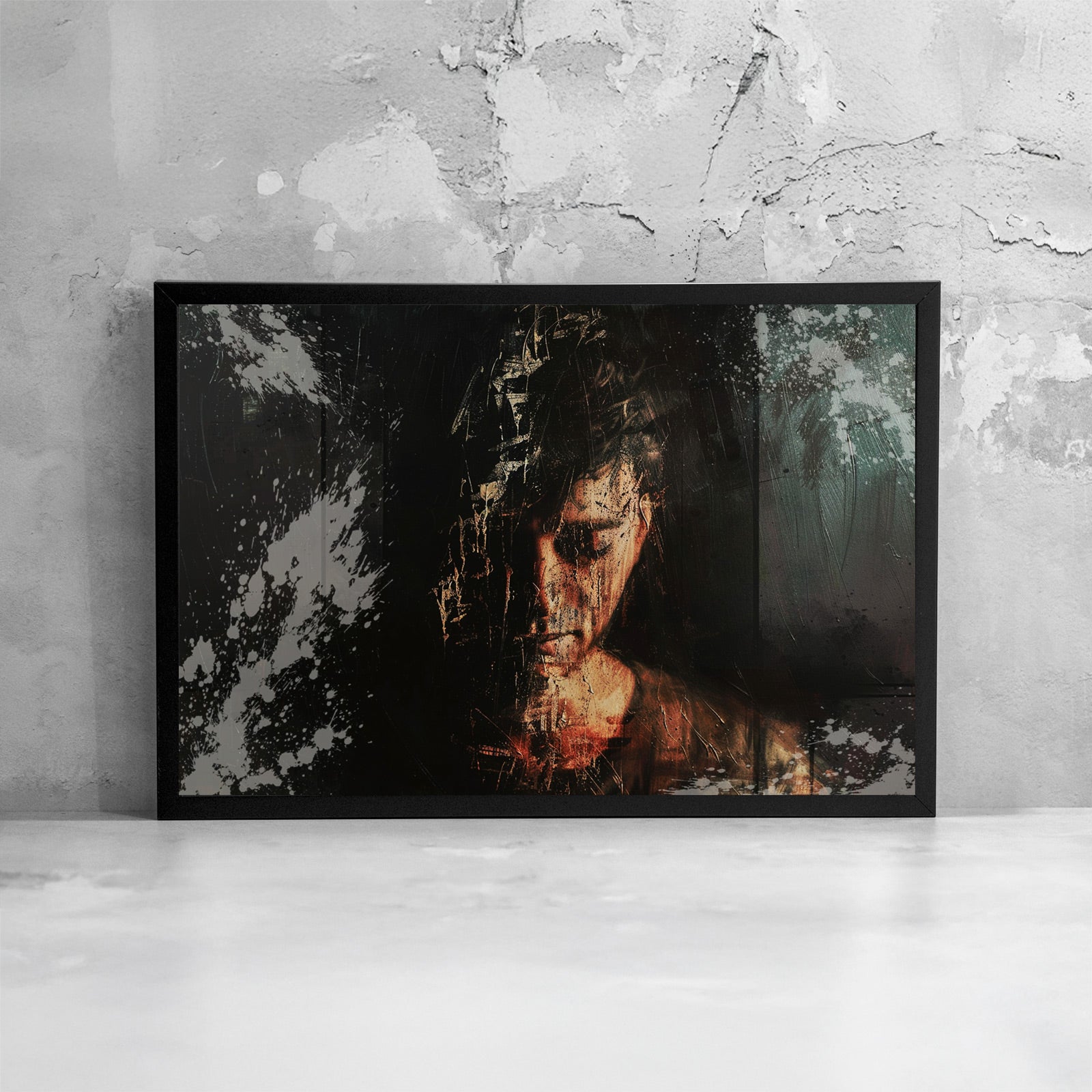 Opera di ritratto contemporaneo incorniciata, con volto frammentato e stratificazioni materiche, ambientata su parete neutra per valorizzare presenza e intensità visivaContemporary framed portrait artwork featuring a fragmented face and layered textures, placed on a neutral wall to enhance visual presence and intensity