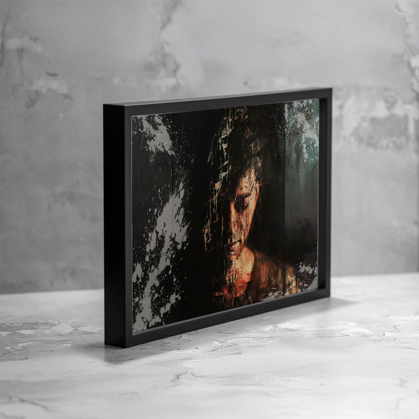 Opera artistica contemporanea vista in prospettiva laterale, con ritratto espressivo e superfici materiche che dialogano con lo spazio espositivoContemporary art piece shown in side perspective, featuring an expressive portrait with textured surfaces interacting with the surrounding space