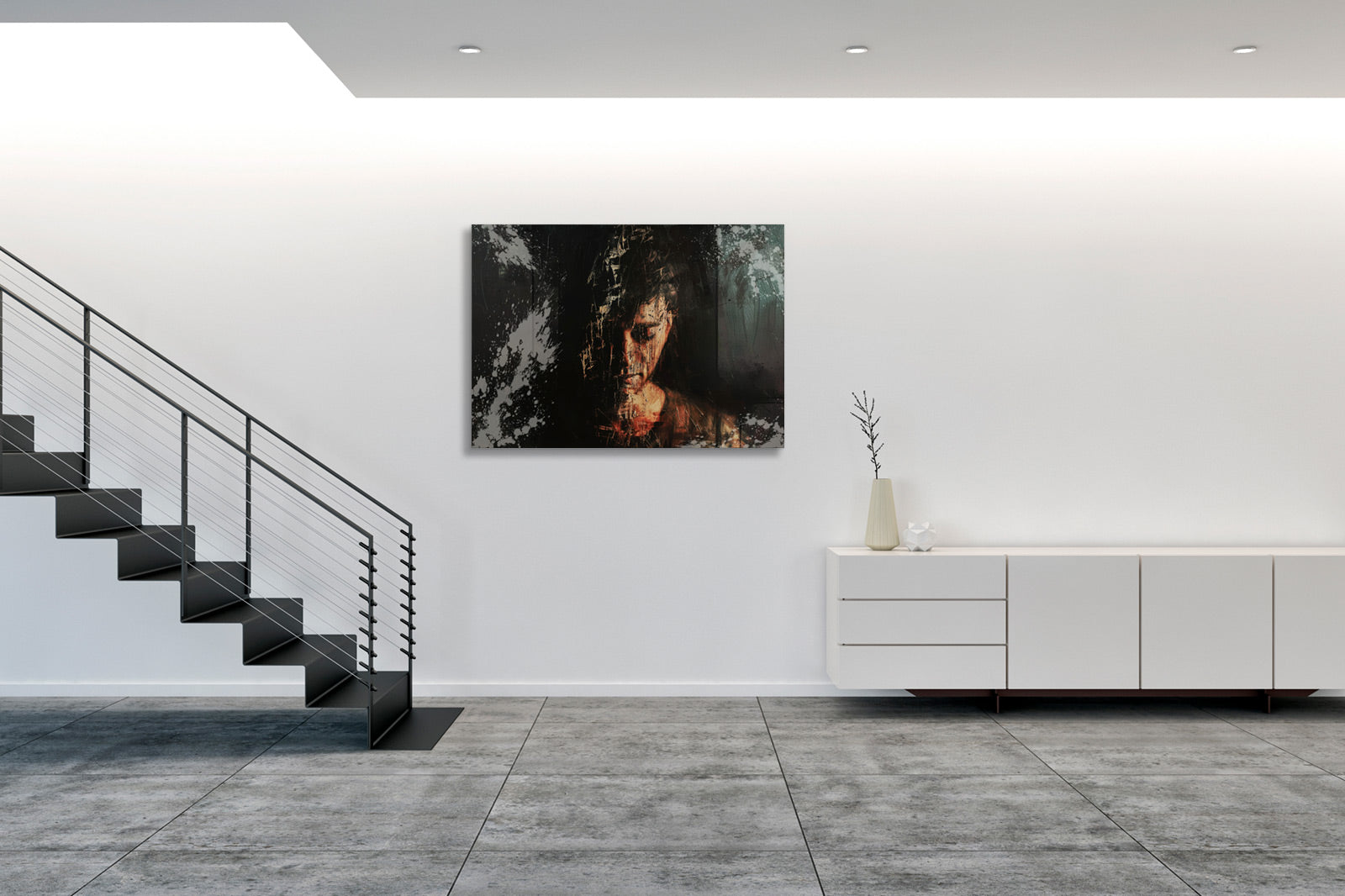 Ritratto artistico contemporaneo esposto su parete chiara in un contesto architettonico moderno, con forte impatto visivo e presenza scenicaContemporary artistic portrait displayed on a light wall in a modern architectural setting, with strong visual impact and scenic presence
