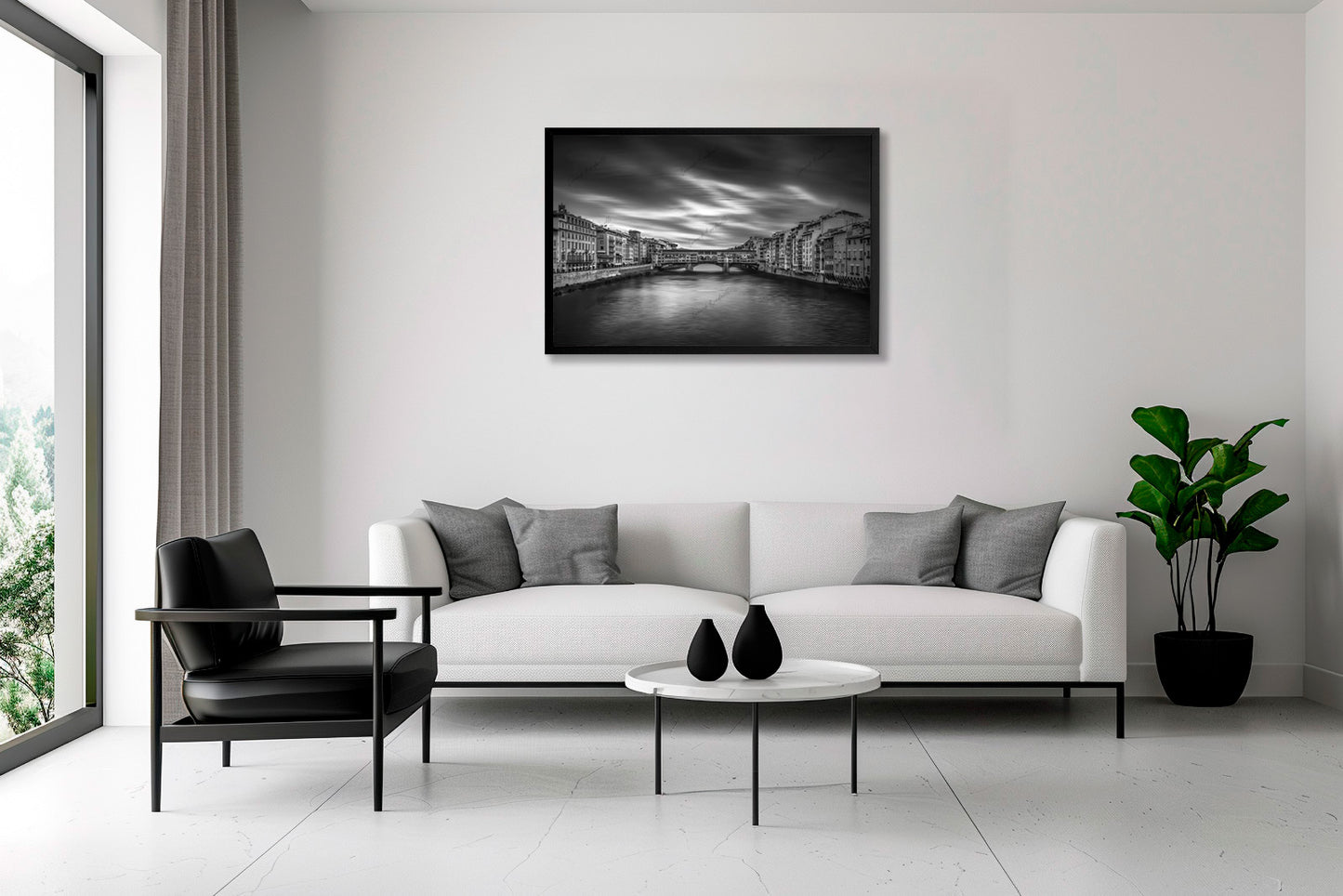 Fotografia fine art in bianco e nero incorniciata di Ponte Vecchio a Firenze, esposta in un ambiente gallery minimale a scopo dimostrativo, presentata da un'angolazione diversa con dimensioni maggiorate rispetto alle misure disponibili.
Black and white fine art photograph shown framed of Ponte Vecchio in Florence, displayed in a minimal gallery setting for demonstration purposes, presented from a different angle with enlarged dimensions compared to available sizes.